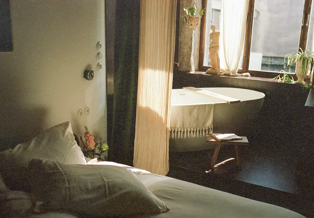 mona athens room